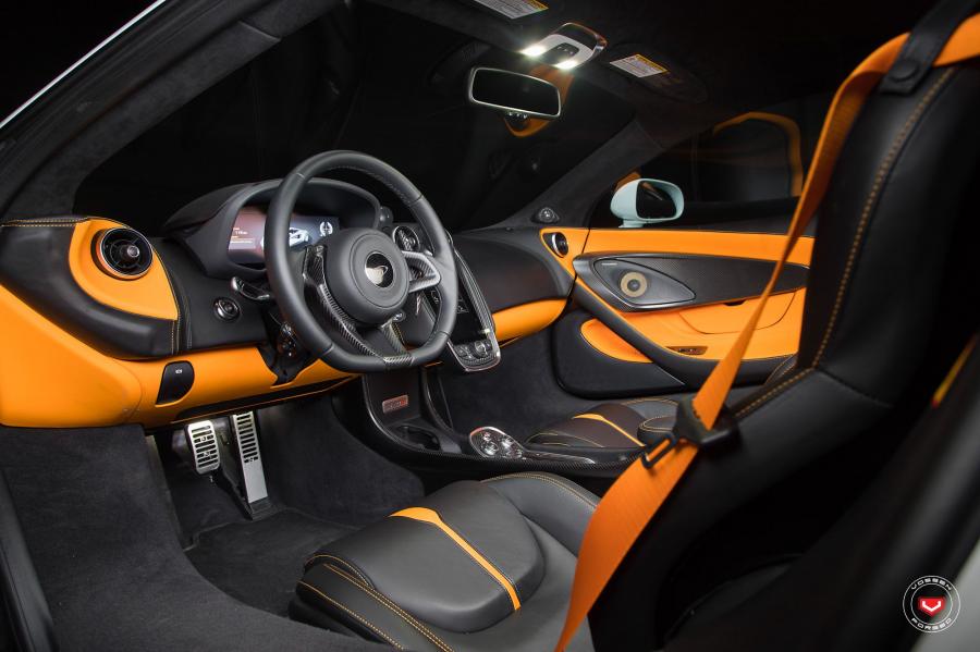 Интерьер McLaren 570S on Vossen Wheels (VPS-305) 2018 года  (фото 11 из 13)